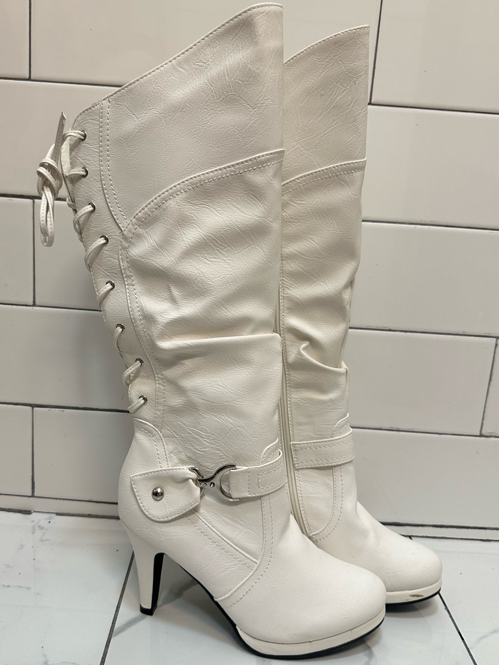 Top Moda Page-65 White Slouchy Back Lace Up Boots 8 NWOB